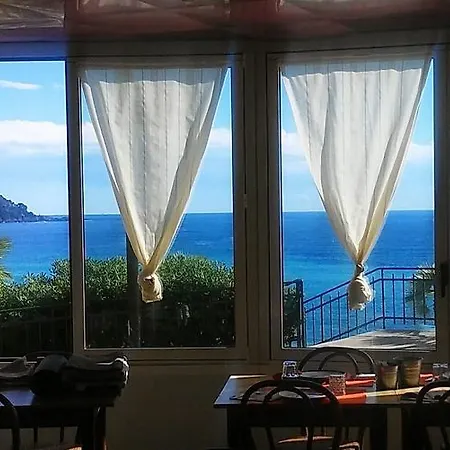 Al Piccolo Scoglio - & Breakfast カモーリ
